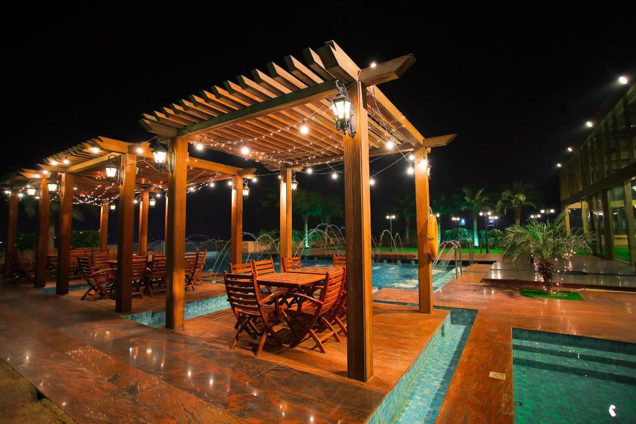 Seven Seas Hotel Delhi  Exteriör bild