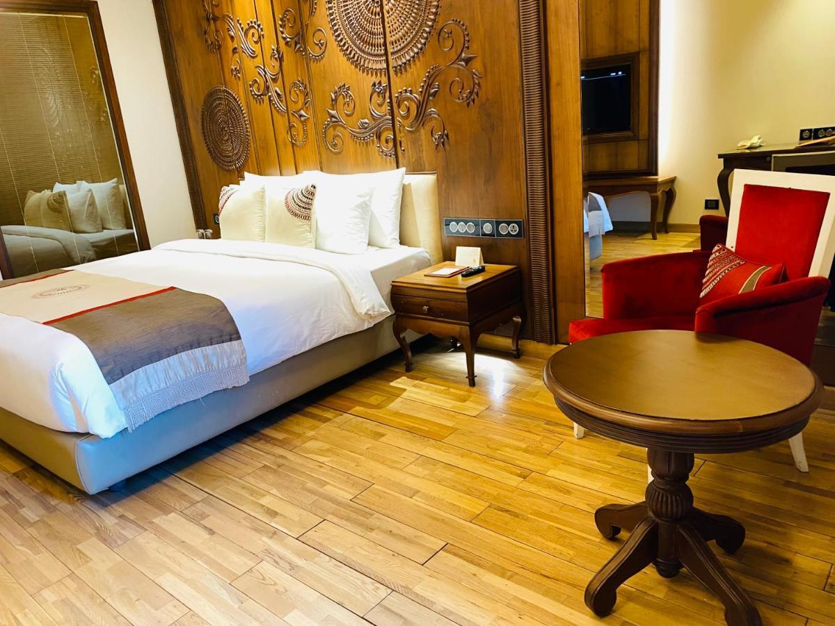 Seven Seas Hotel Delhi  Exteriör bild